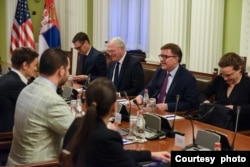 Delegacija Sjedinjenih Država predvođena pomoćniok sekretara Biroa za evropske i evroazijske poslove Stejt departmenta Džejmsom O'Brajanom razgovara sa predsednicom Skupštine Srbije Anom Brnabić, u Beograu, 20. aprila 2024. (Foto: FoNet)