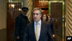 Michael Cohen sale de su edificio de apartamentos de camino al tribunal penal de Manhattan, en Nueva York, el 16 de mayo de 2024.