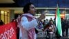 En la imagen aparece el poeta Ahmad Mohsen, de 29 años, durante una presentación en Bogotá, Colombia. Foto: Ahmad Mohsen.