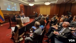 Los senadores Ben Cardin, democráta y Bill Hagerty, republicano, hablaron este martes en el Capitolio en Washington sobre las expectativas de relación bilateral con Colombia bajo la administración del presidente Gustavo Petro. [Foto: Tomás Guevara, VOA] 