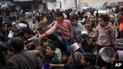 Palestinezët mblidhen për të marrë ushqim falas në Rafah, Rripi i Gazës (21 dhjetor 2023)
