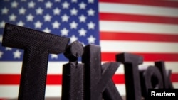 以美国国旗为背景的TIKTOK标识