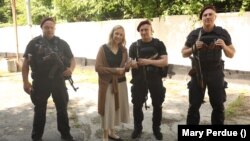 Пердью особисто передала поліції Київської області 18 автомобілів після того, як дізналася. що російські військові навесні 2022-го під час наступу на Київ знищили їхній автопарк