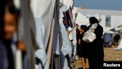 Palestinos, que huyeron de sus casas en medio de ataques israelíes se refugian en un campamento de tiendas de campaña en un centro administrado por las Naciones Unidas, en Khan Younis, en el sur de la Franja de Gaza, el 26 de octubre de 2023.