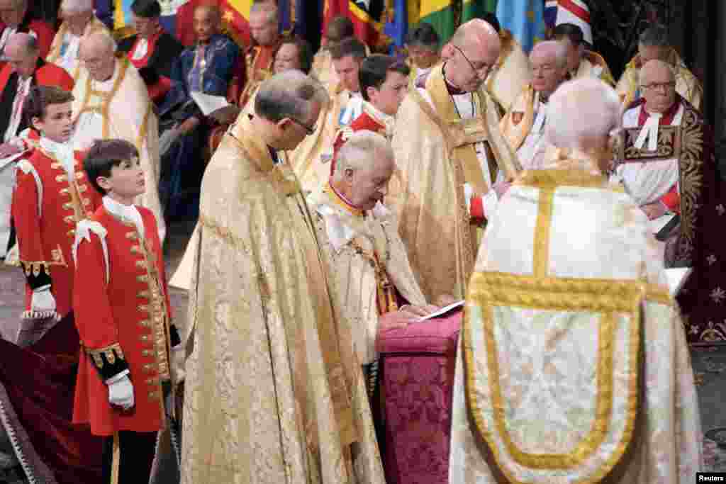 El rey Carlos III durante su ceremonia de coronación en la Abadía de Westminster. 