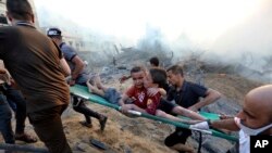 Palestinyen yo evakye 2 tigason soti nan destriksyon bilding apre atak ayeryen Izrayelyen sou Gaza Siti, 25 Oktob, 2023.