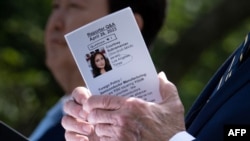 El presidente de los Estados Unidos, Joe Biden, sostiene notas mientras responde preguntas durante conferencia de prensa en el Jardín de Rosas de la Casa Blanca después de reunirse con el presidente de Corea del Sur, Yoon Suk Yeol, en Washington, el 26 de abril. [Foto: AP]