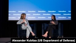 美国国防部副部长凯瑟琳·希克斯(Kathleen Hicks)在位于五角大楼附近弗吉尼亚州阿灵顿的丽思卡尔顿酒店(Ritz-Carlton)举行的第七届年度《国防新闻》年会上与该刊物编辑马乔里-森瑟(Marjorie Censer)进行对谈。（2023 年 9 月 5 日）
