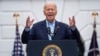 El presidente de Estados Unidos, Joe Biden, habla durante una barbacoa con miembros del servicio militar en servicio activo y sus familias en el jardín sur de la Casa Blanca, el 4 de julio de 2024, en Washington.