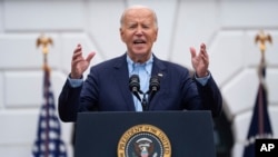 El presidente de Estados Unidos, Joe Biden, habla durante una barbacoa con miembros del servicio militar en servicio activo y sus familias en el jardín sur de la Casa Blanca, el 4 de julio de 2024, en Washington.