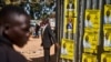 Au Zimbabwe, les diffuseurs de fausses informations utilisent souvent la messagerie cryptée WhatsApp, rendant plus difficile le travail de vérification des faux contenus.