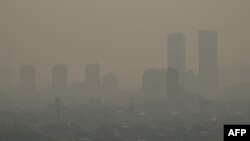 Gedung-gedung terlihat di tengah kabut tebal akibat polusi udara di Jakarta, 16 Agustus 2023 (foto: dok). 