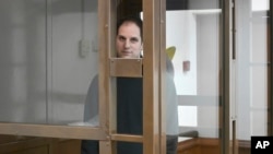 El reportero del Wall Street Journal Evan Gershkovich se encuentra en una celda de vidrio en una sala del Tribunal de la Ciudad de Moscú, en Moscú, Rusia, el 14 de diciembre de 2023. 