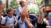 Cientos de aficionados se agolparon en los exteriores del hotel de concentración de la selección argentina en Atlanta, Georgia, para animar al equipo.