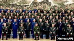 시진핑(앞줄 가운데) 중국 국가주석이 지난 8일 베이징에서 군 수뇌부와 기념촬영하고 있다. (자료사진)