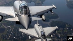 Italiya havo kuchlarining "Eurofighter Typhoon" jangovar samolyoti Livta osmonida, 12-sentabr, 2023 