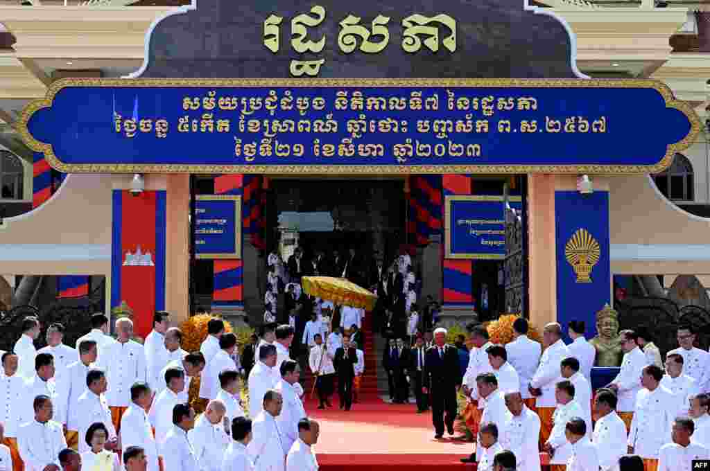 ព្រះមហាក្សត្រកម្ពុជា ក្រោយការយាងបើកសម័យប្រជុំរដ្ឋសភានីតិកាលទី៧ជាលើកដំបូង កាលពីថ្ងៃទី២១ ខែសីហា ឆ្នាំ២០២៣ នៅរាជធានីភ្នំពេញ បន្ទាប់ពីការបោះឆ្នោតថ្នាក់ជាតិកាលពីខែកក្កដា។ 
