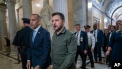 Лідер меншості в Палаті представників Гакім Джеффріс вітає Володимира Зеленського у Капітолії 21 вересня 2023 року.