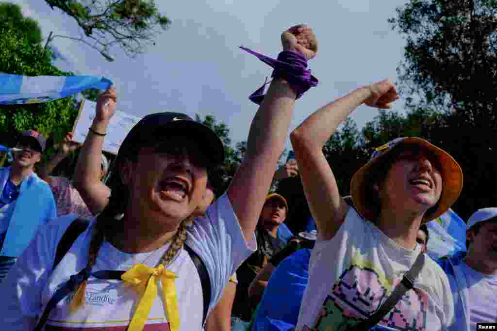 "Venimos a defender la democracia", agregó Pacheco, en las afueras de la sede del Ministerio Público en Ciudad de Guatemala, donde otros grupos acampan desde el lunes, con banderas de Guatemala y carteles de "fuera golpistas" y "que se larguen los corruptos".