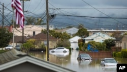 Autos parcialmente sumergidos en las aguas de la inundación en Watsonville, California, el sábado 11 de marzo de 2023. (Foto AP/Nic Coury)