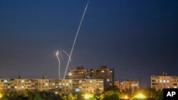 Cohetes rusos son lanzados contra Ucrania desde la región rusa de Belgorod, vista desde Kharkiv, Ucrania, el domingo 4 de junio de 2023 por la noche. (AP Photo/Vadim Belikov)