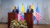 El alcalde de Nueva York, Eric Adams (izq.) junto al canciller ecuatoriano Gustavo Manrique, en Quito, la capital de Ecuador, el 6 de octubre de 2023. [Foto cortesía Cancillería de Ecuador].