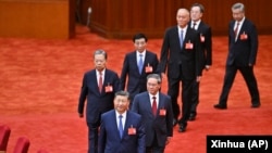 中共官媒新華社2024年7月18日發表照片顯示中共領導人習近平帶領他的政治局常委成員: 從前排起習近平、李強、趙樂際、王滬寧、蔡奇、丁薛祥、李希。