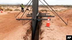 En esta imagen del 6 de abril de 2018 cortesía de la Oficina de Aduanas y Protección Fronteriza, se observa el nuevo tipo de muro fronterizo que reemplazará a las malla existente cerca del puerto de ingreso de Santa Teresa, Nuevo México. 