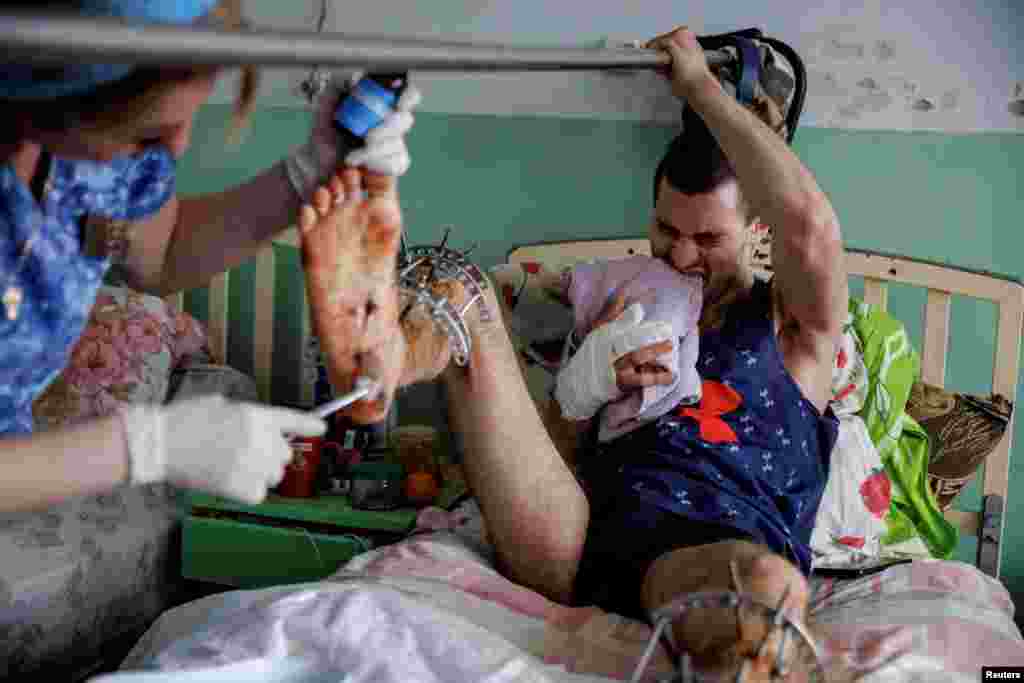 1 de abril de 2022: En un hospital a las afueras de Járkov, una enfermera trata las heridas de un hombre que se vio afectado durante un ataque con misiles. 