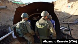 Militares israelíes y periodistas entran en el túnel de Hamás, en Gaza, a unos 400 metros del puesto fronterizo de Erez.