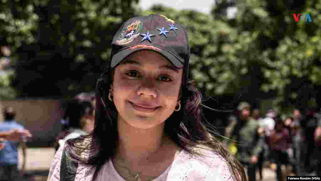 Gloria Lunar tiene 21 años de edad y votó por primera vez este 28 de julio. Afirma que además de sentirse contenta por sufragar, espera también defender su voto. “Me sentí increíble. Mis expectativas son venir a las 6:00 pm a defender mi voto.Espero que ganemos porque no quiero irme del país y dejar a mi mamá”. Foto: Fabiana Rondón, VOA.