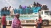 ፎቶ ፋይል፦ ሰዎች በጭነት መኪና ተሳፍረው ካርቱምን ለቀው ሲወጡ 
