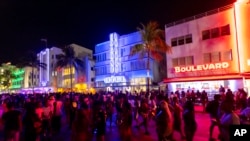 Las multitudes caminan de un lado a otro de Ocean Drive durante las vacaciones de primavera el sábado 18 de marzo de 2023 en Miami Beach, Florida, EEUU.