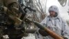 Seorang tentara Ukraina bersiap menembakkan artileri ke arah posisi pasukan Rusia di dekat Bakhmut, Wilayah Donetsk, Ukraina, 15 Februari 2023. (Foto: Roman Chop/AP Photo)