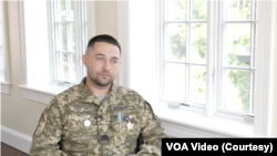 Морський піхотинець, захисник острова Зміїний Роман Грибов під час візиту до Вашингтона 29 квітня 2024 р.