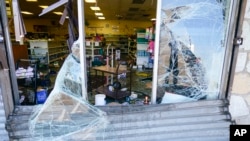 Así quedaron los cristales de una tienda de licores saqueada por turbas de ladrones en la ciudad de Filadelfia, el 27 de septiembre de 2023.