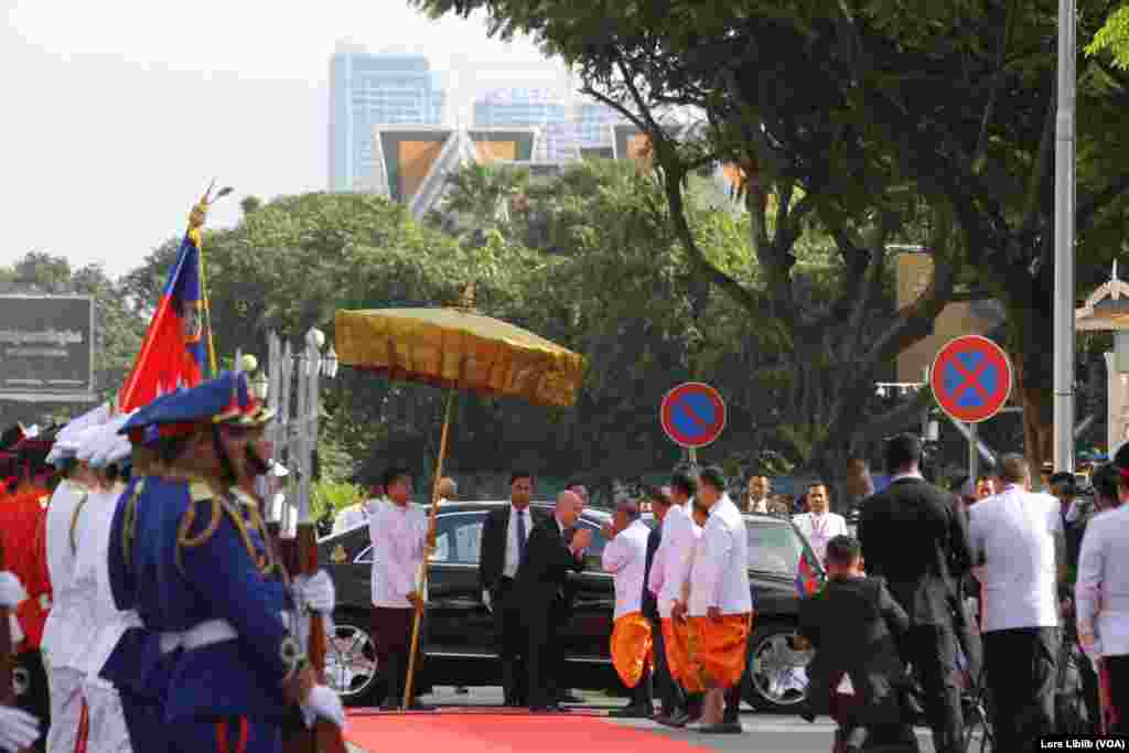 ព្រះមហាក្សត្រ ព្រះបាទ នរោត្តម សីហមុនី យាងបើកសម័យប្រជុំរដ្ឋសភានីតិកាលទី៧ នៅថ្ងៃទី២១ ខែសីហា ឆ្នាំ២០២៣។ (លាស់ លីបលីប/វីអូអេ)