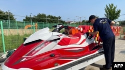 韩国海洋警察厅发布的未标明日期的照片显示韩国海警检查一艘水上摩托车，在此之前，韩国海警证实逮捕了一名从中国山东越海试图偷渡进入韩国的男子。