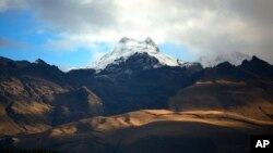 ARCHIVO - La montaña Vallunaraju se encuentra en lo alto de los Andes, temprano en la mañana en Huaraz, Perú, el miércoles 3 de diciembre de 2014.