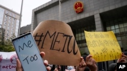 2020年12月2日，一位名叫周曉軒（音譯）的中國女子控告被性騷擾案件在北京一法院開庭審理。照片顯示支持周曉軒的人群在法庭外舉牌聲援。