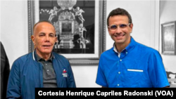 Manuel Rosales y Henrique Capriles posan tras una reunión en la que establecieron una alianza de cara a la primaria presidencial. 