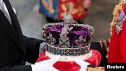 资料照：英国一顶镶满钻石的王冠 