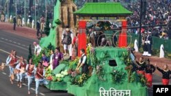 ྒྱ་གར་སྤྱི་མཐུན་རྒྱལ་ཁབ་ཀྱི་མངའ་ཁོངས་སུ་ཟླ་སྒྲིལ་བྱས་ནས་༥༡་འཁོར་བའི་དུས་དྲན་རེད།