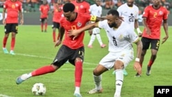 Le joueur du Mozambique Mexer face au Ghanéen Jordan Ayew lors du match entre le Mozambique et le Ghana à Ebimpe, Abidjan, le 22 janvier 2024. 