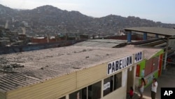 ARCHIVO - La gente espera para votar en una escuela que se utiliza como mesa electoral durante las elecciones al Congreso en Lima, Perú, el domingo 26 de enero de 2020. 