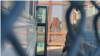 Autoridades fronterizas comienzan a procesar migrantes en la puerta 42 de la frontera en El Paso, el 12 de mayo de 2023.  [Foto: Jorge Agobian,VOA]