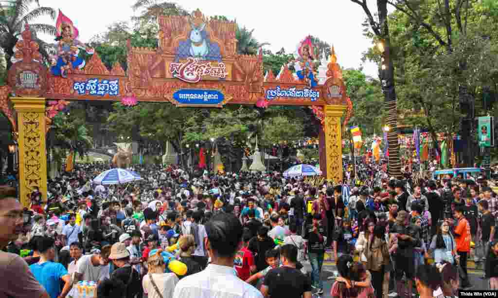 ប្រជាពលរដ្ឋនៅរាជធានីភ្នំពេញជួបជុំគ្នារីករាយកម្សាន្តនាបុណ្យចូលឆ្នាំប្រពៃណីខ្មែរ នៅរមណីយដ្ឋានវត្តភ្នំដូនពេញ កាលពីថ្ងៃទី ១៤ ខែមេសា ឆ្នាំ ២០២៣។ (ធីតា វីន/វីអូអេ)
