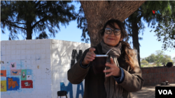 Selena Páez está todos los fines de semana en el “trueque” con su puesto - [Foto: Lisandro Concatti / VOA]