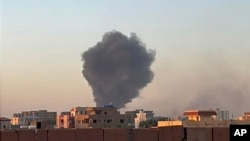 Asap membubung di Khartoum, Sudan dekat Rumah Sakit Internasional Doha di tengah konflik berdarah antara dua faksi di negara itu, 21 April 2023. (Foto: Maheen S via AP)