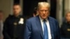 Bivši američki predsjednik i republikanski predsjednički kandidat Donald Trump stiže na suđenje za tajni novac na Manhattan Criminal Court u New Yorku, 20. maja 2024.